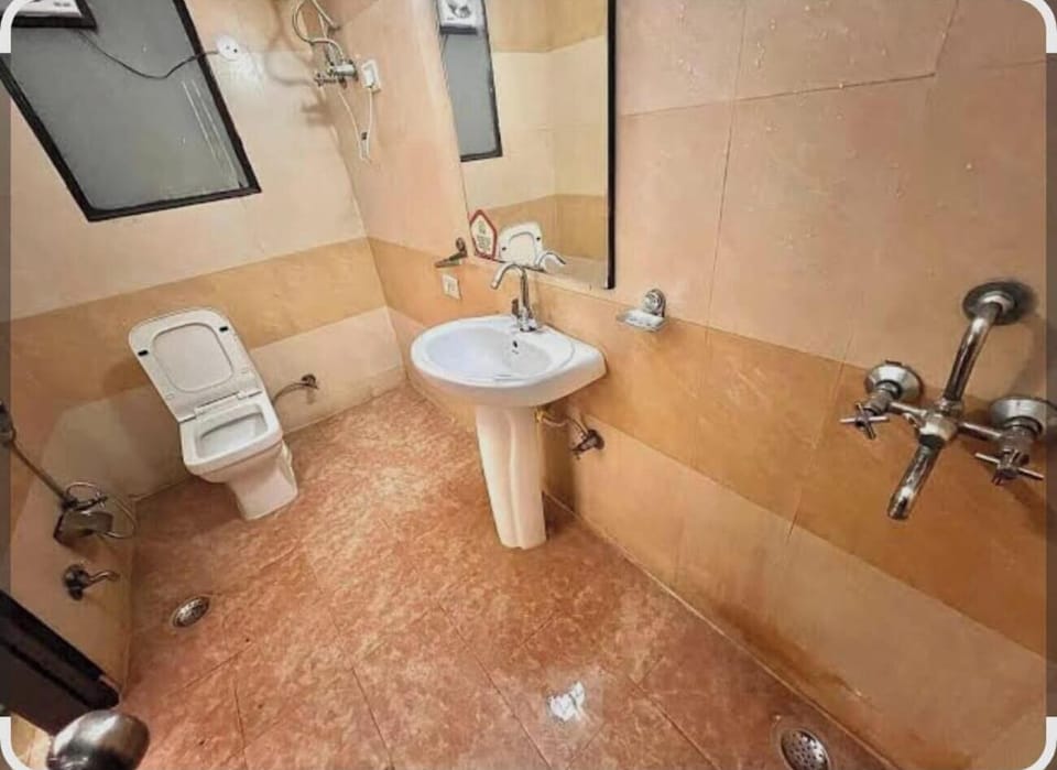 Double Room | Bathroom | Shower, free toiletries, bidet, towels
