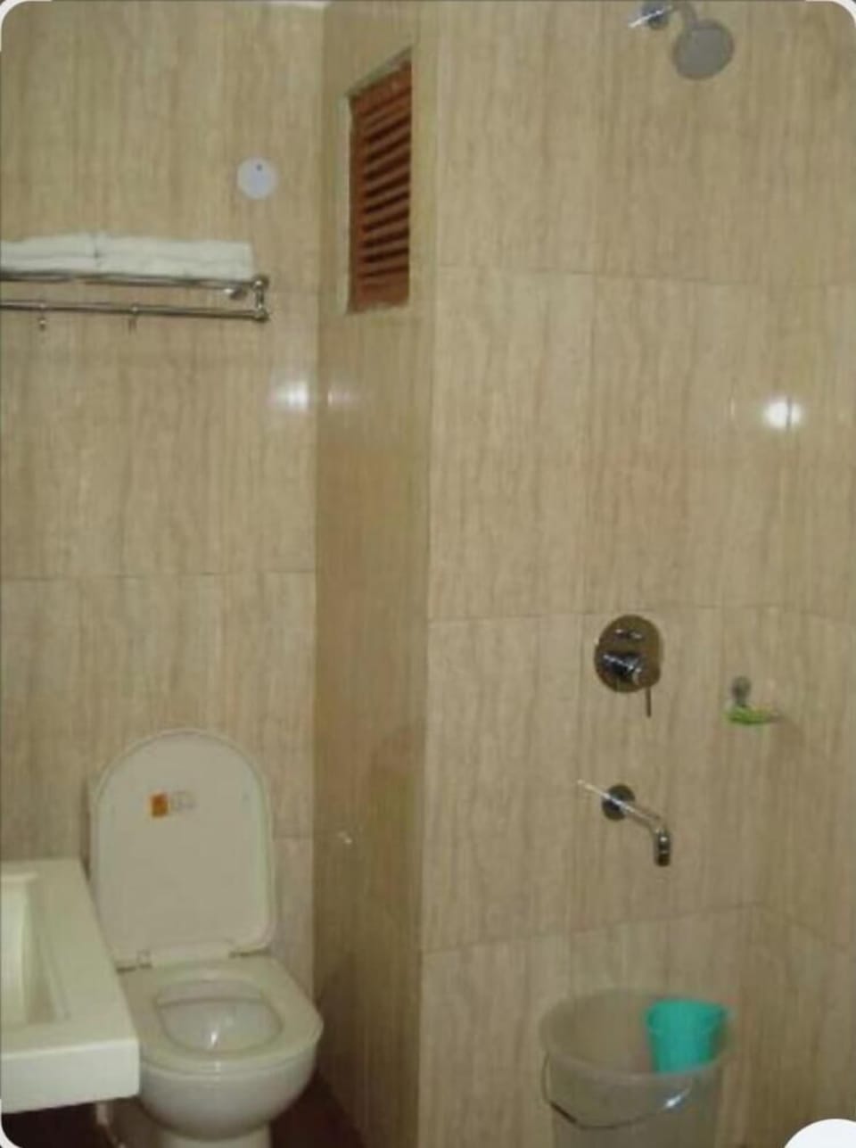 Shower, free toiletries, bidet, towels