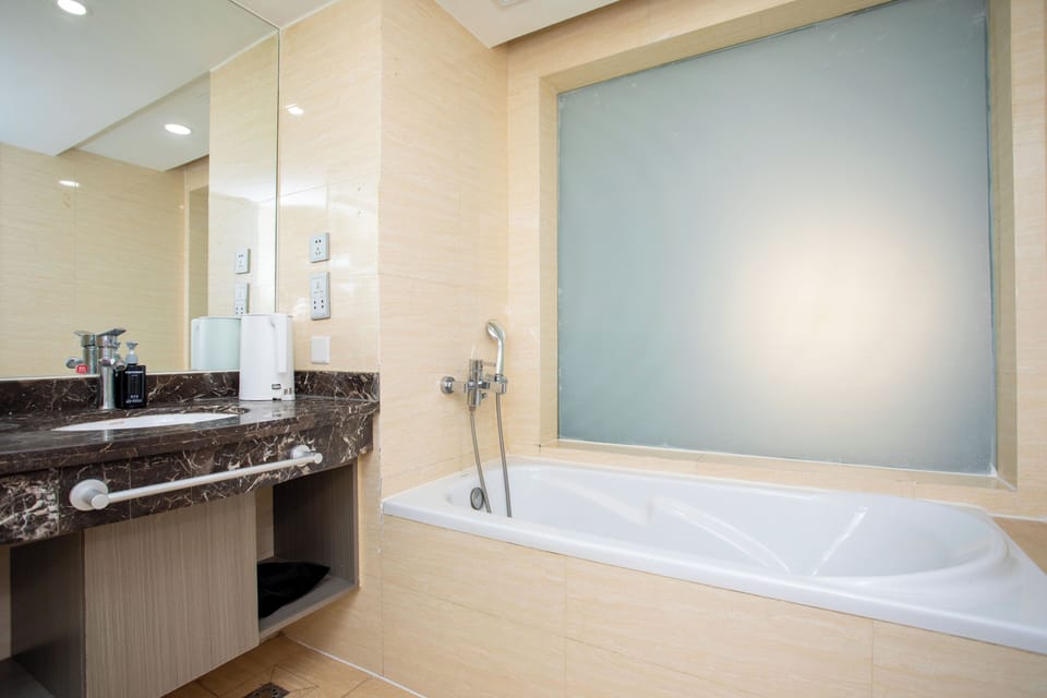 Basic Single Room | Bathroom | Hair dryer, towels