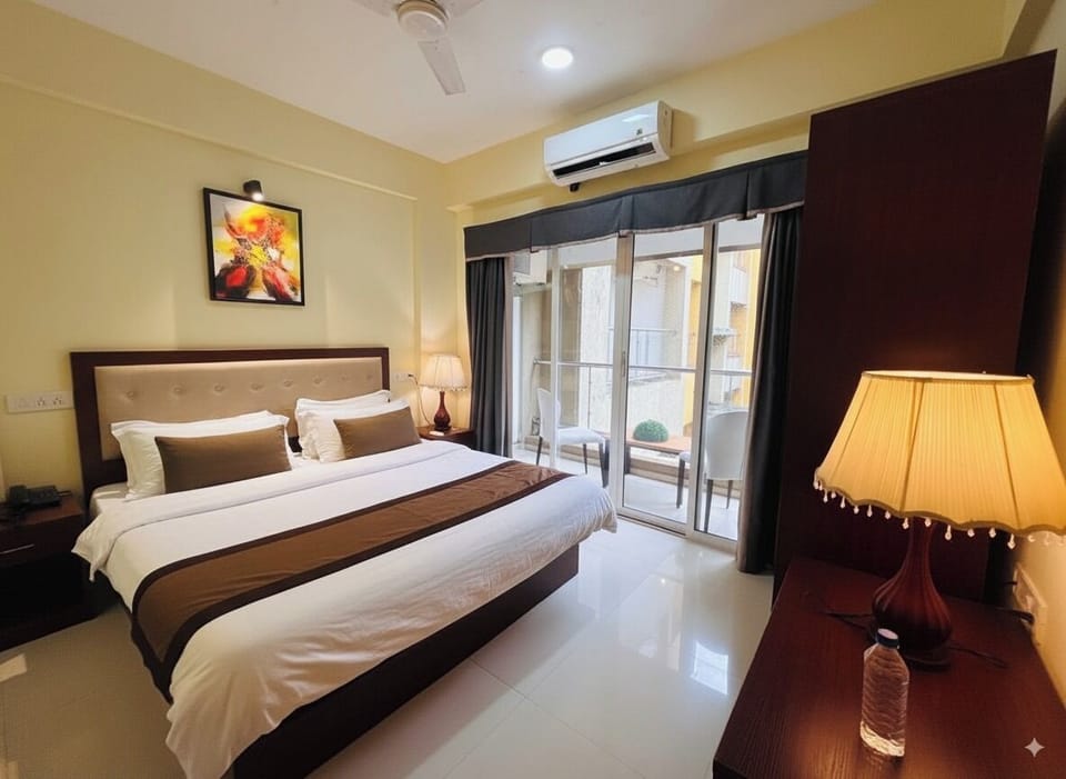 Suite | Desk, laptop workspace, free WiFi