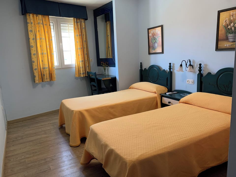 Twin Room | Desk, laptop workspace, WiFi (free)