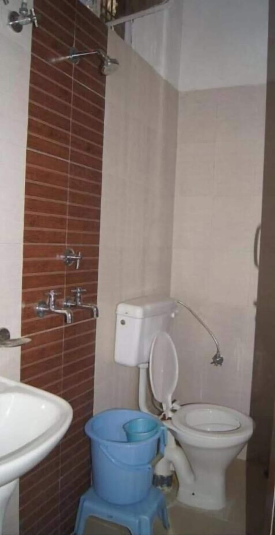 Shower, towels, soap, shampoo