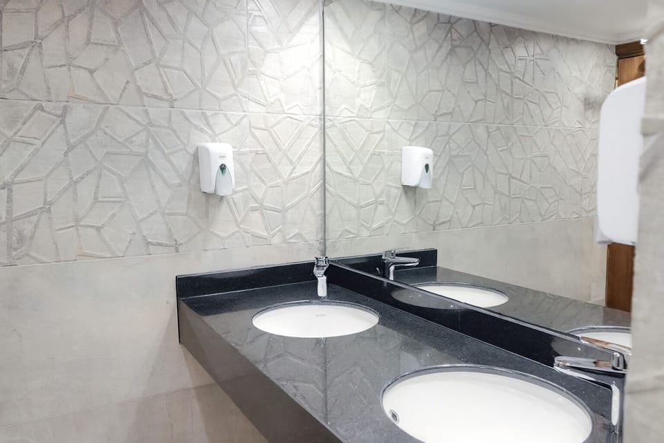 Combined shower/tub, towels, soap, shampoo