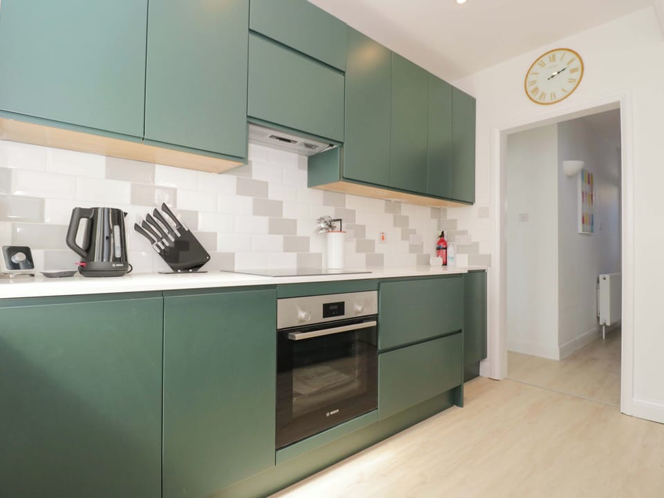 Fridge, dishwasher, toaster, cookware/dishes/utensils