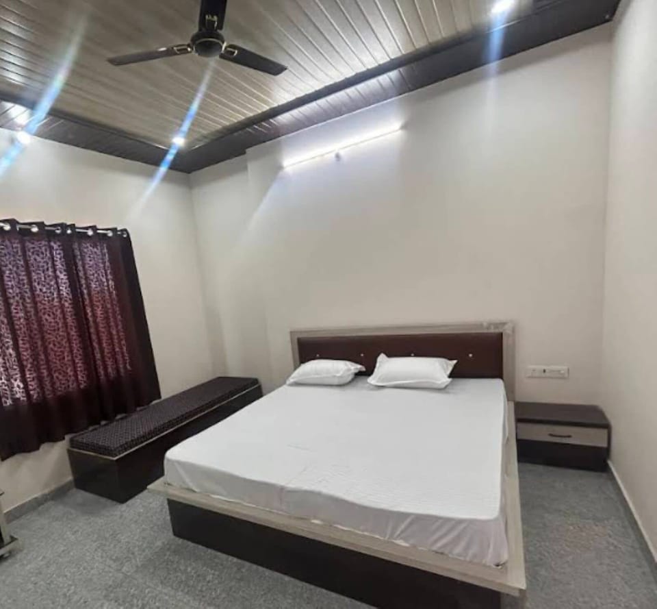 Deluxe Room, Air conditioning | Rollaway beds (surcharge), WiFi (free), bed sheets