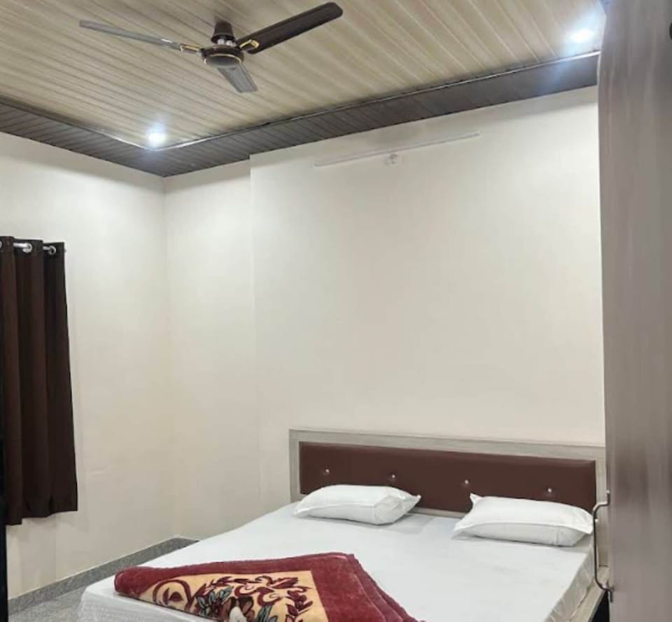 Deluxe Room, Air conditioning | Rollaway beds (surcharge), WiFi (free), bed sheets