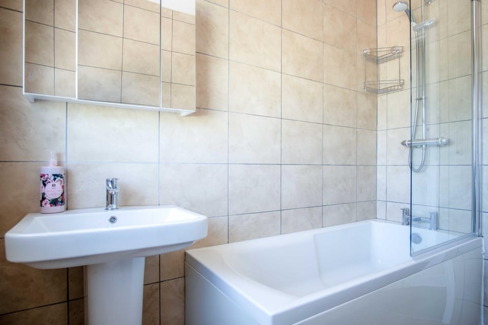 Larkfield - 3 Bedroom Holiday Home - Penally Cottage in Wales