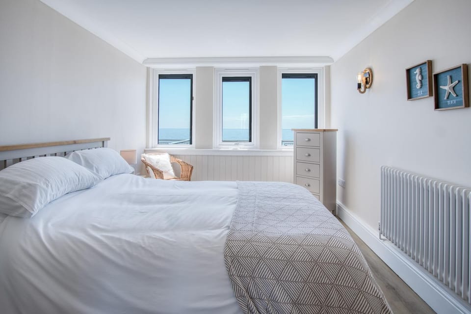 Waterfront 1 - 1 Bedroom Apartment - Wisemans Bridge Apartment in Amroth
