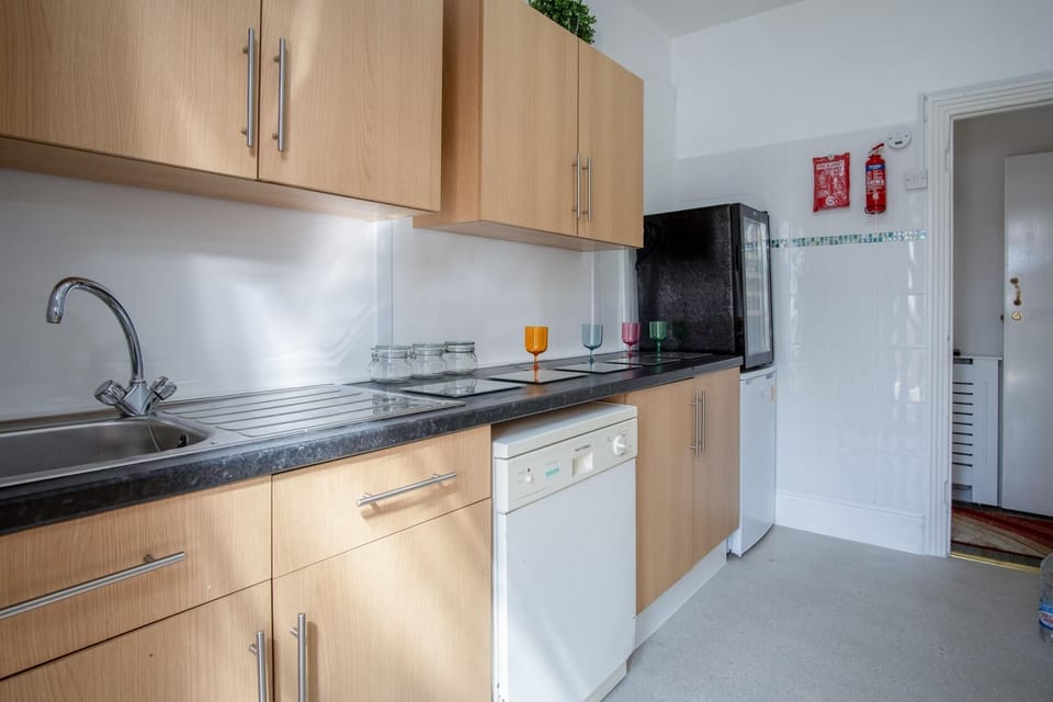 Apartment (2 Bedrooms) | Private kitchen | Microwave, oven, stovetop, electric kettle