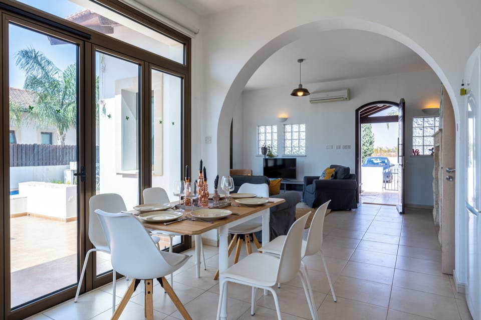 Apartment, 2 Bedrooms, Kitchen, Pool View | In-room dining