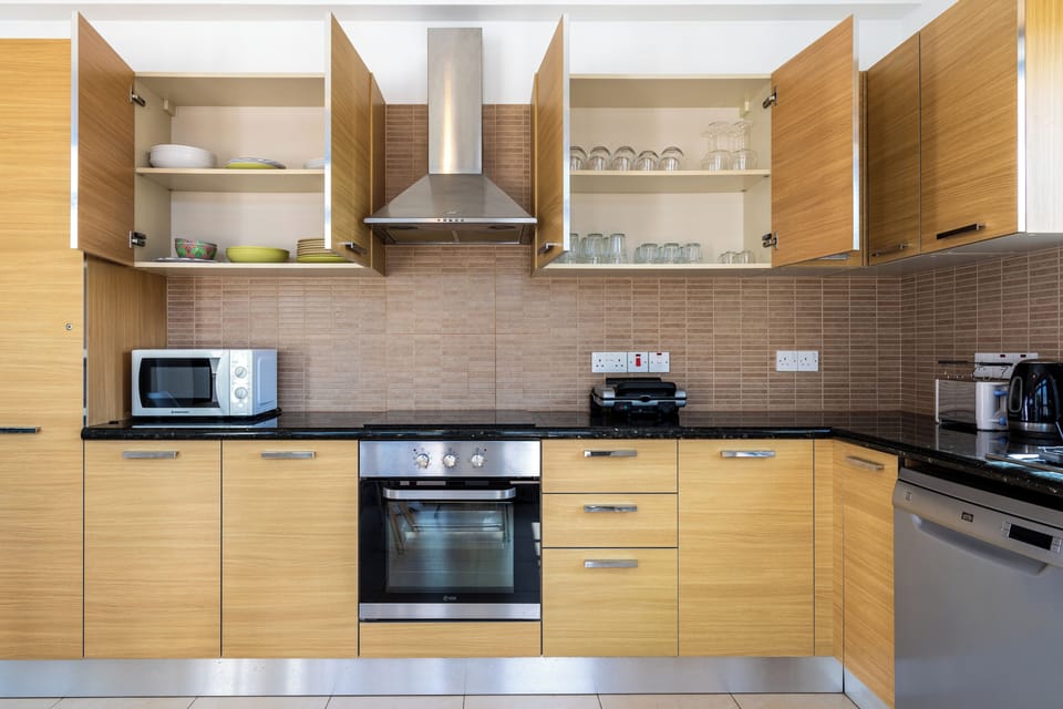 Apartment, 2 Bedrooms, Kitchen, Pool View | Private kitchen | Full-size fridge, microwave, oven, stovetop