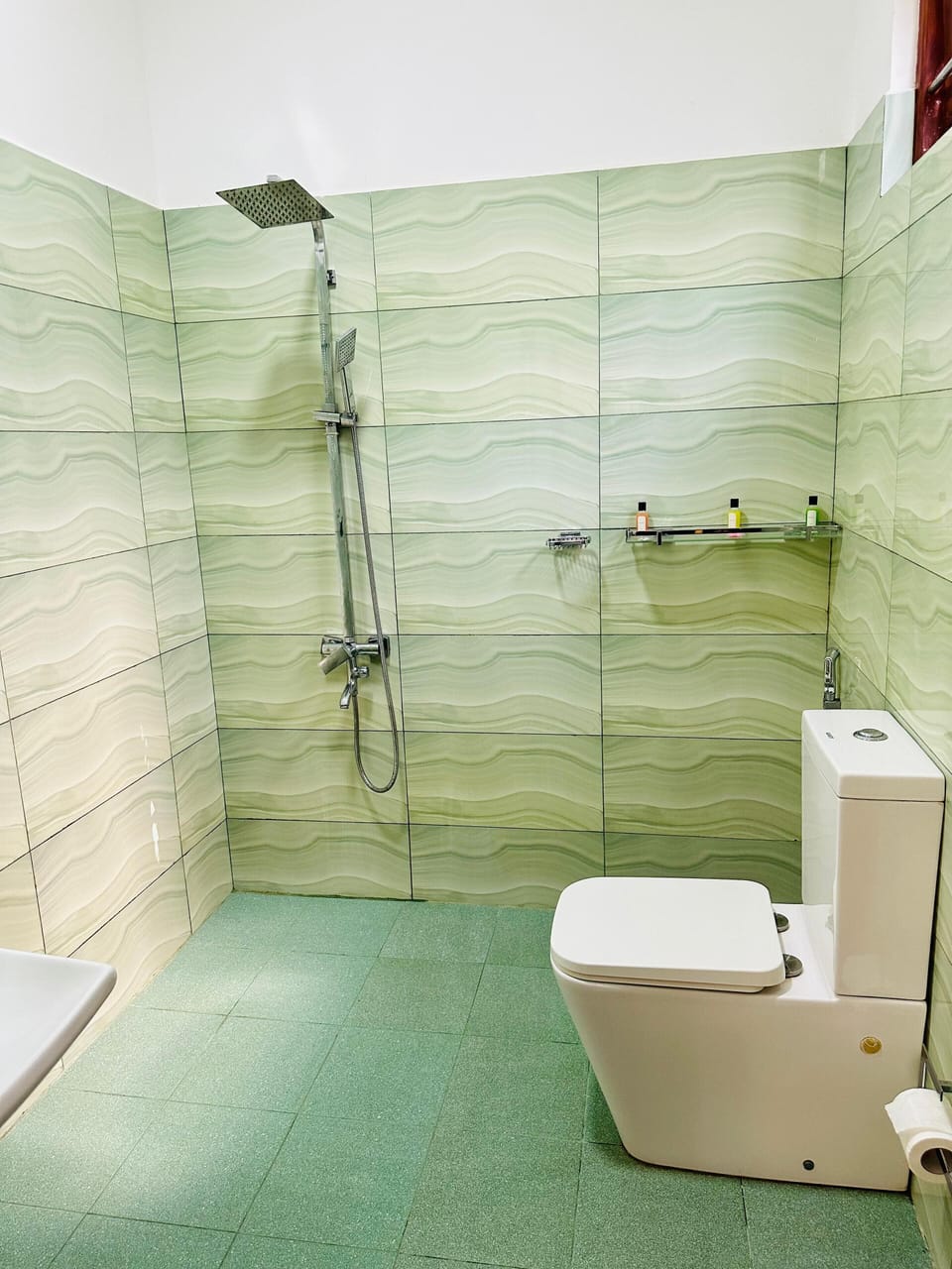 Deluxe Triple Room | Bathroom | Free toiletries, bidet, towels, soap