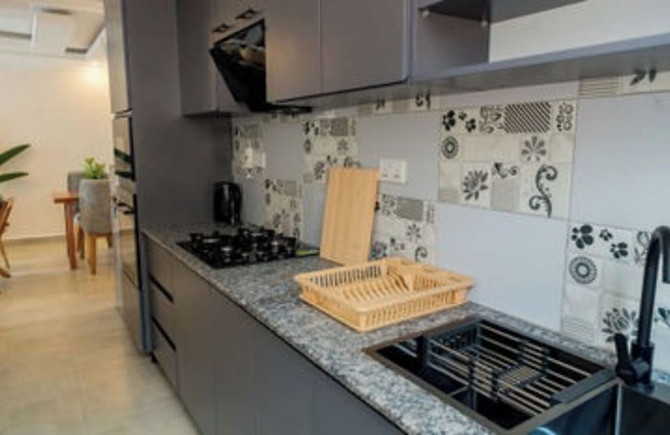 Microwave, cookware/dishes/utensils