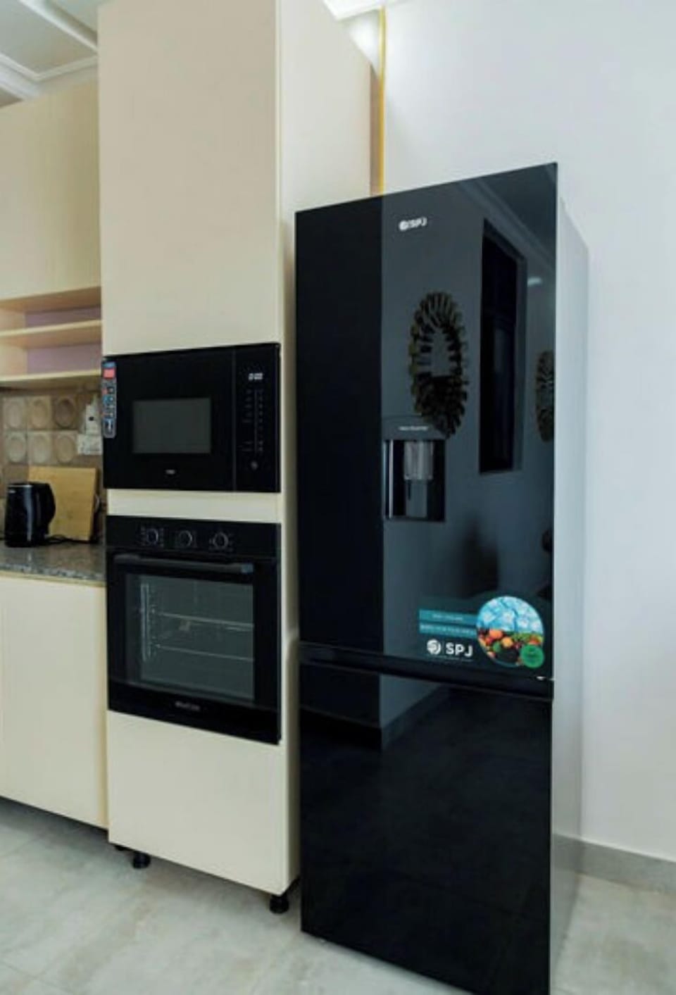 Microwave, cookware/dishes/utensils