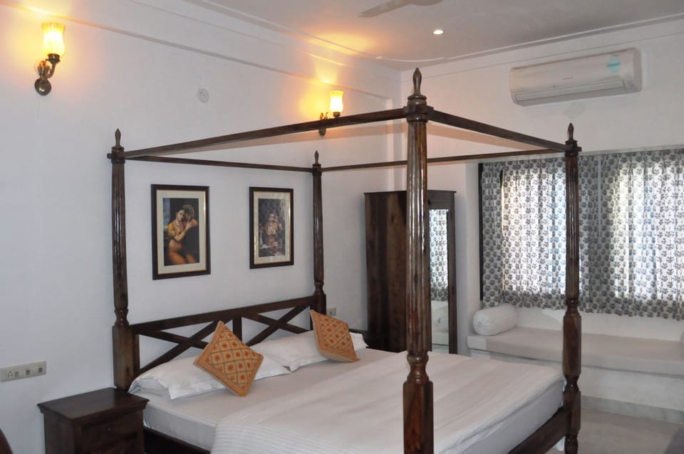 Deluxe Room | Living area | 32-inch flat-screen TV with cable channels, TV