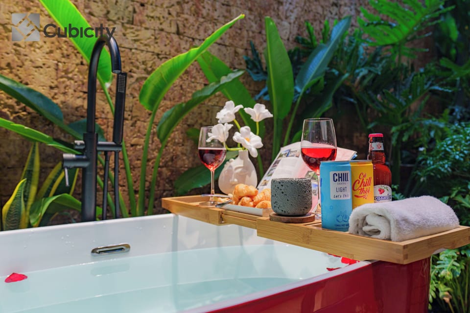 Deluxe Studio, City View | Bathroom | Free toiletries, hair dryer, slippers, bidet