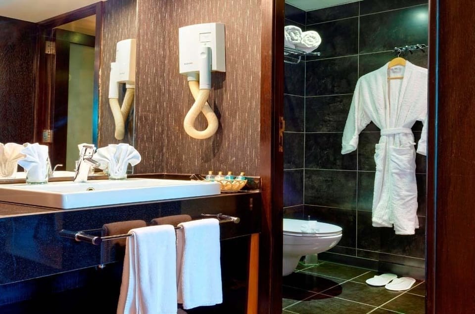 Combined shower/tub, towels, soap, shampoo