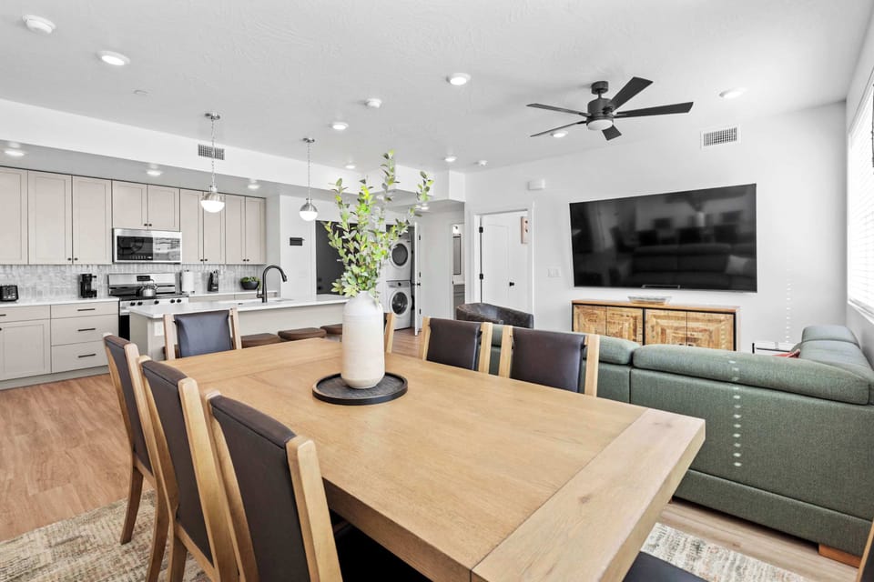 Condo, Multiple Beds, Kitchen (Easy Escape) | Interior