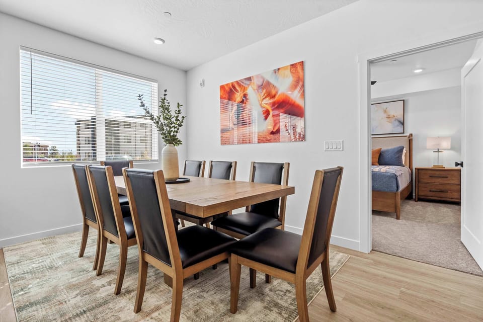 Condo, Multiple Beds, Kitchen (Easy Escape) | Dining