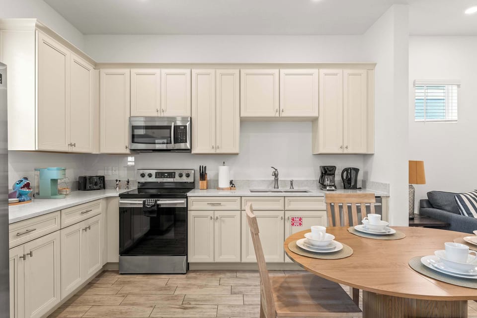 House, Multiple Beds, Patio, Garden View (The Flamingo Nest) | Private kitchen | Fridge, microwave, oven, stovetop