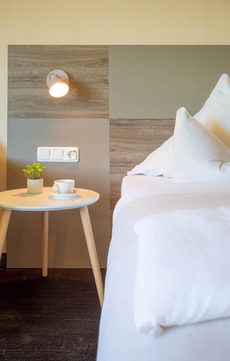 Desk, soundproofing, free WiFi, bed sheets