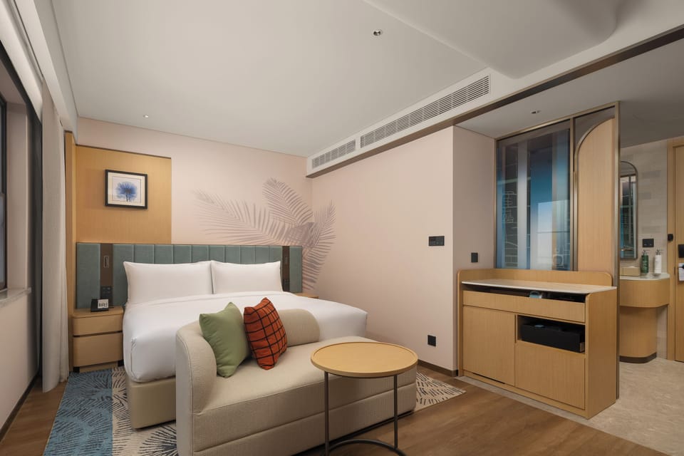 Comfort Room, 1 King Bed | Premium bedding, down comforters, free minibar items, in-room safe