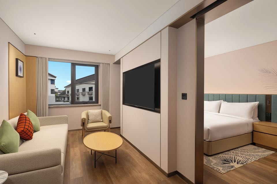 Comfort Suite, 1 King Bed | Premium bedding, down comforters, free minibar items, in-room safe