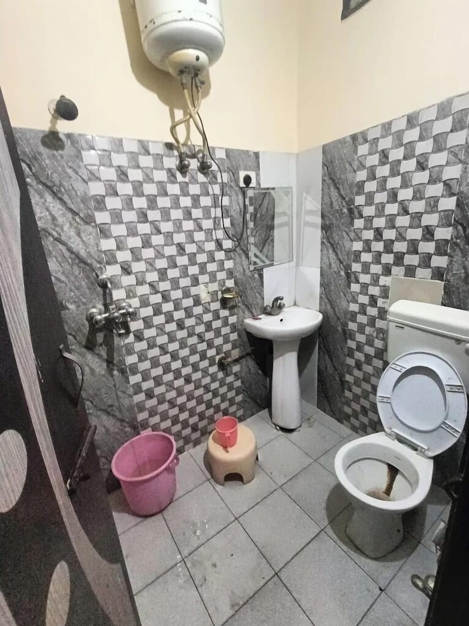 Deluxe Room | Bathroom | Shower, towels, soap, toilet paper