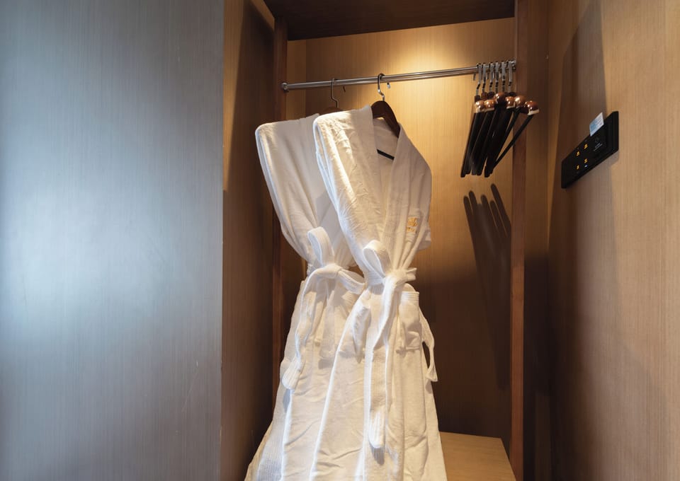 Family Suite | Desk, laptop workspace, blackout drapes, soundproofing