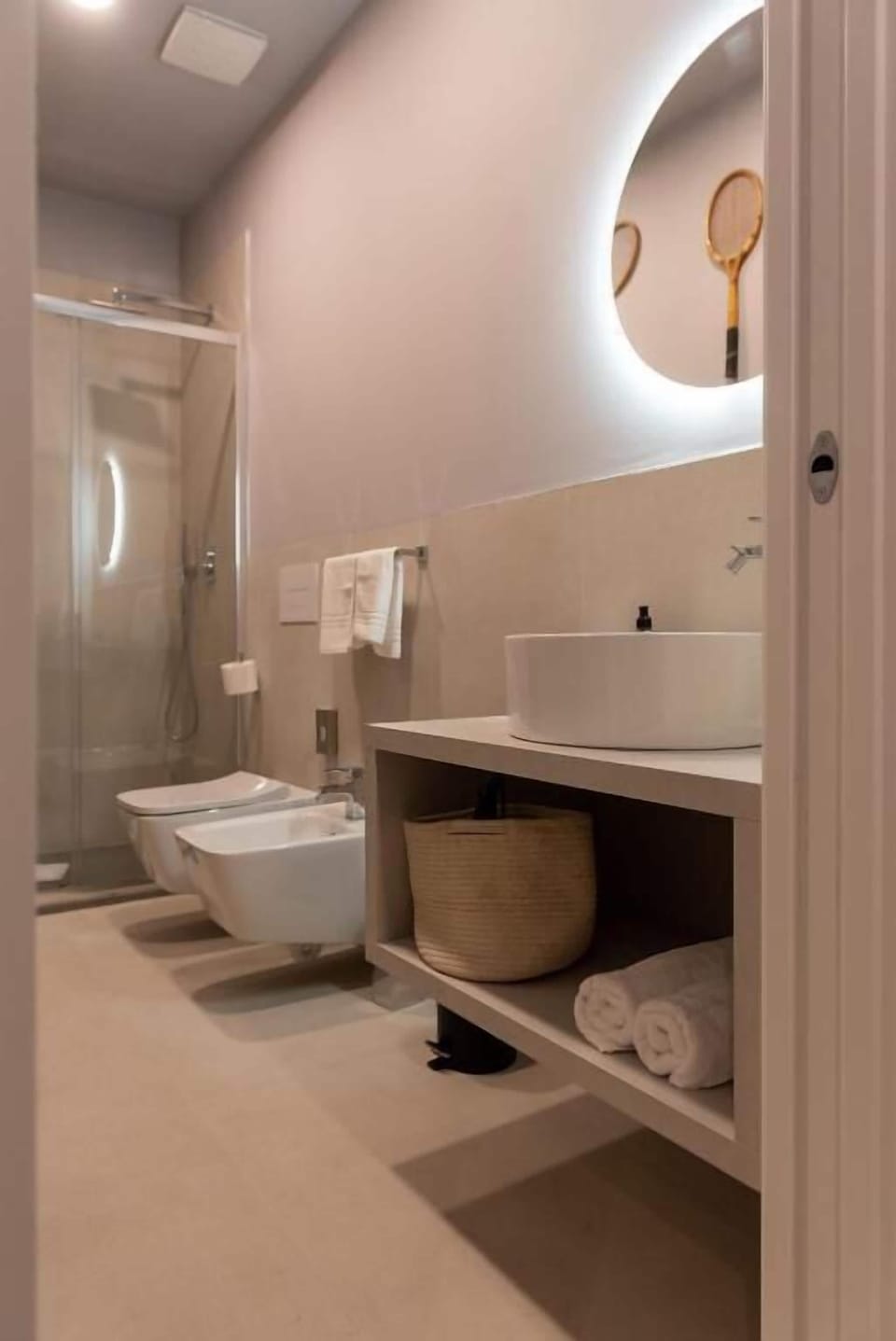Junior Studio Suite | Bathroom | Shower, hair dryer, bidet, towels