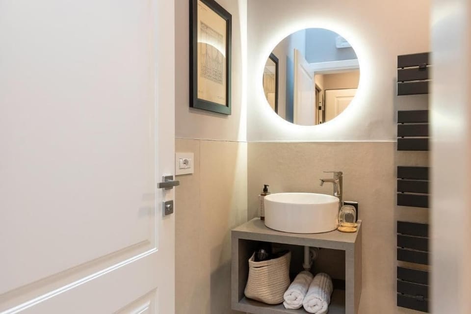 Junior Studio Suite | Bathroom | Shower, hair dryer, bidet, towels
