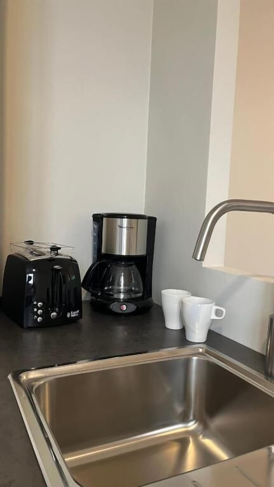 Deluxe Apartment, City View | Private kitchen | Electric kettle