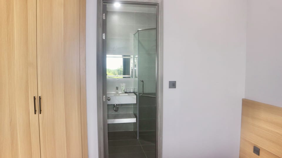 Deluxe Triple Room | Bathroom | Shower, hair dryer, slippers, towels