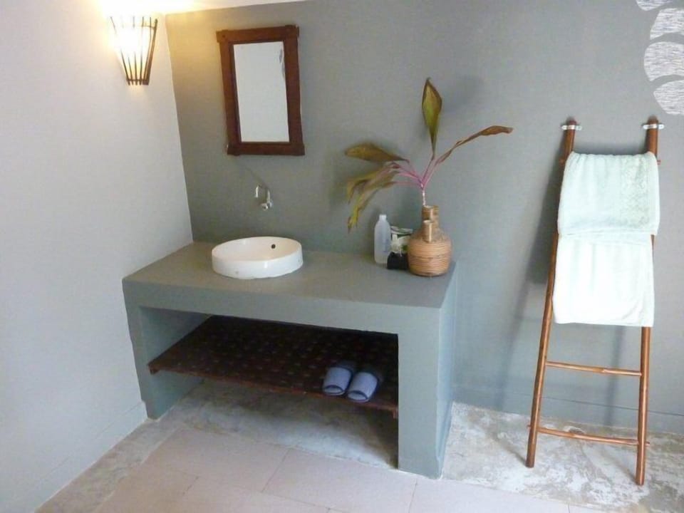Garden view fan bungalow | Bathroom | Shower, free toiletries, towels