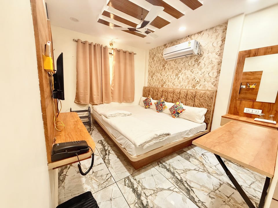 Superior Quadruple Room | Premium bedding, desk, laptop workspace, WiFi (free)