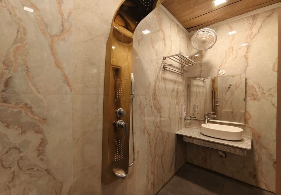 Deluxe Room | Bathroom | Shower, rainfall showerhead, free toiletries