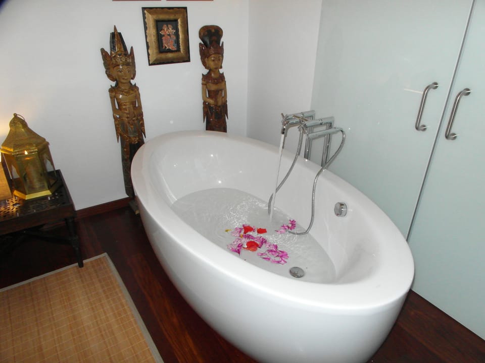 Honeymoon Double Room, Bathtub | Minibar, in-room safe, desk, soundproofing