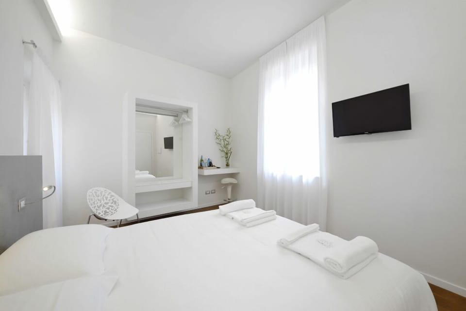Comfort Double Room | In-room safe, desk, soundproofing, iron/ironing board