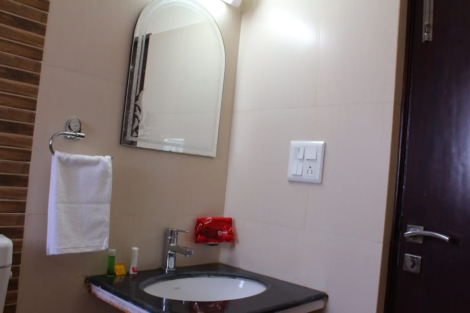 Superior Double Room | Bathroom | Shower, free toiletries, towels, soap