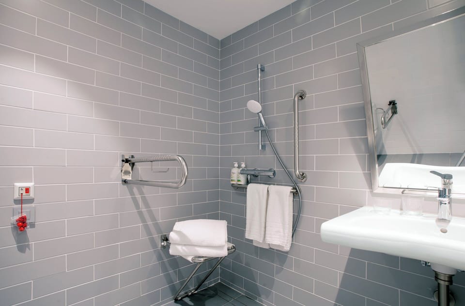 Standard Room, 1 King Bed, Accessible (Free Breakfast) | Bathroom | Shower, towels, soap, shampoo