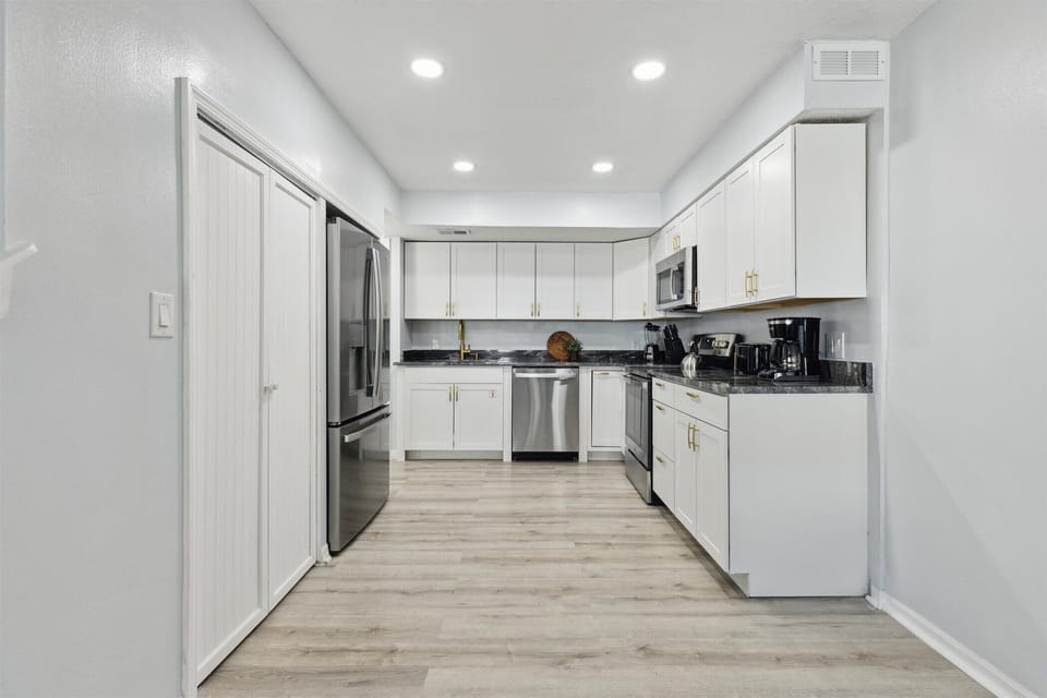 House (3 Bedrooms) | Private kitchen | Fridge, microwave, oven, stovetop