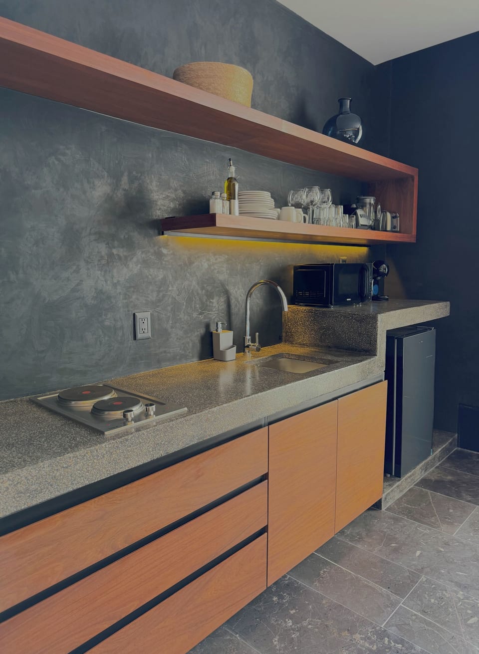 Microwave, cookware/dishes/utensils