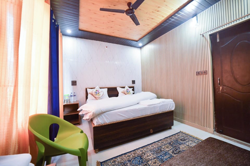 Deluxe Double or Twin Room, Mountain View | Desk, free WiFi