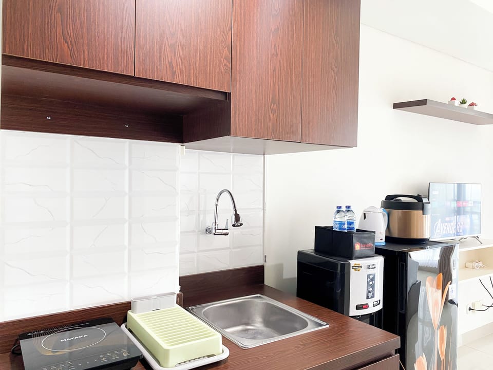 Standard Apartment | Private kitchen | Fridge, cookware/dishes/utensils