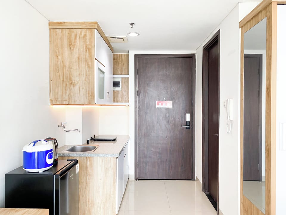 Standard Apartment | Private kitchen | Fridge, cookware/dishes/utensils