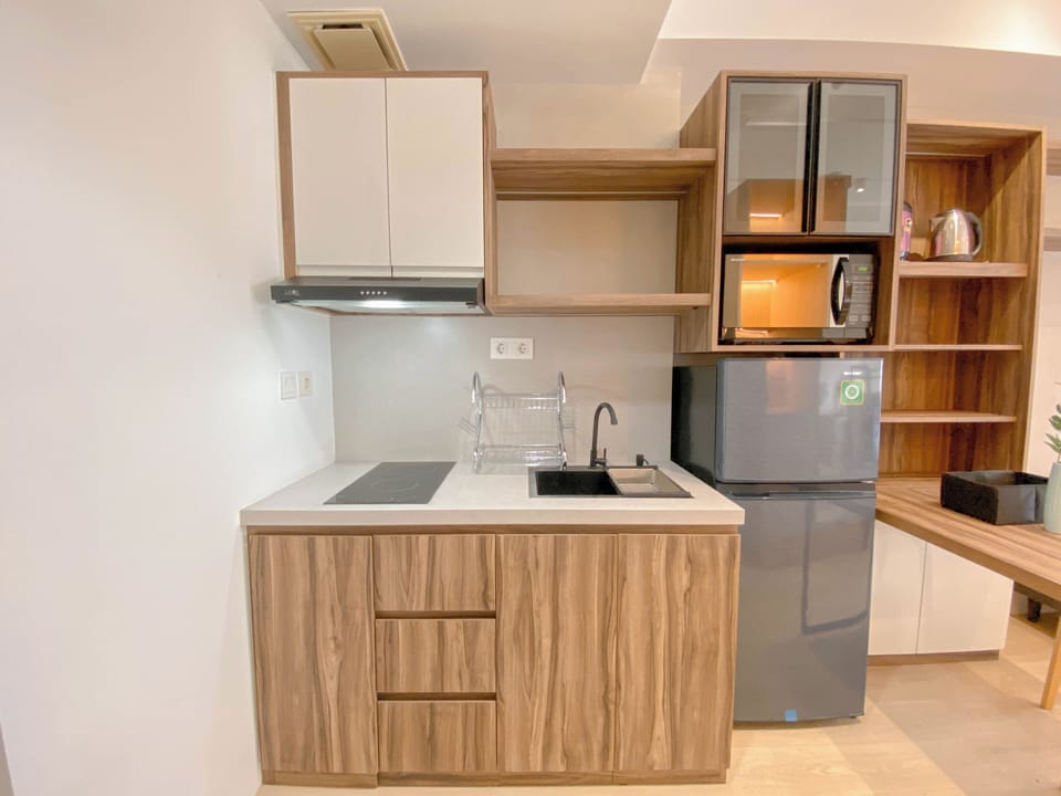 Standard Apartment | Private kitchen | Fridge, cookware/dishes/utensils