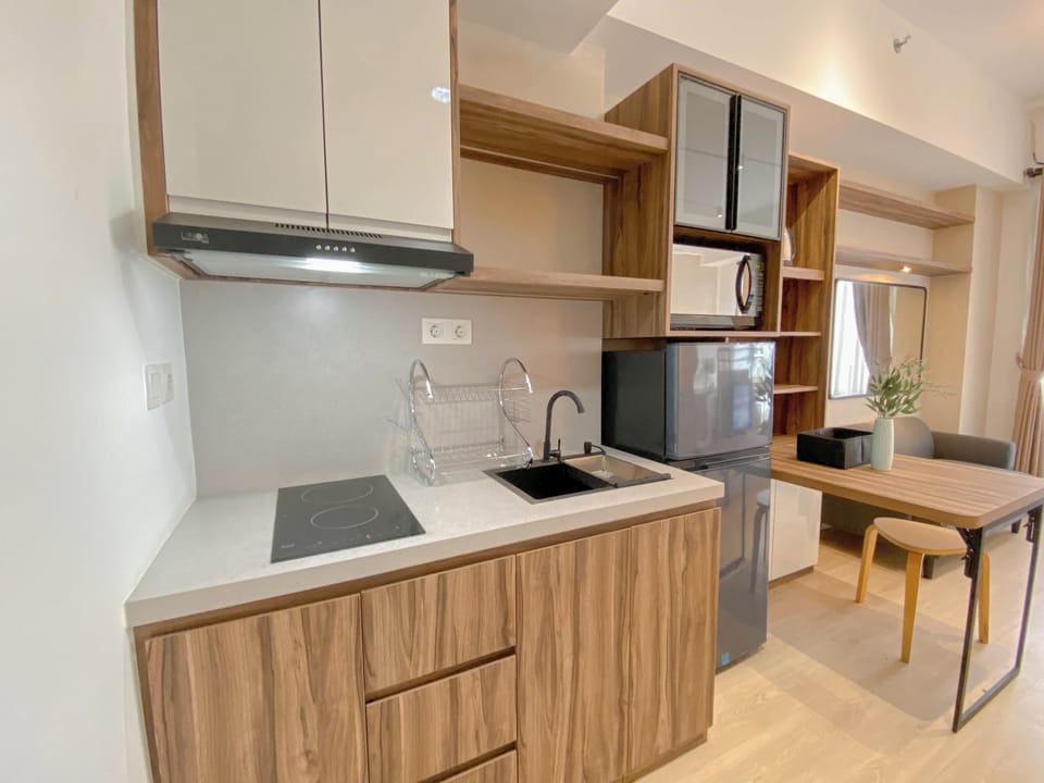 Standard Apartment | Private kitchen | Fridge, cookware/dishes/utensils