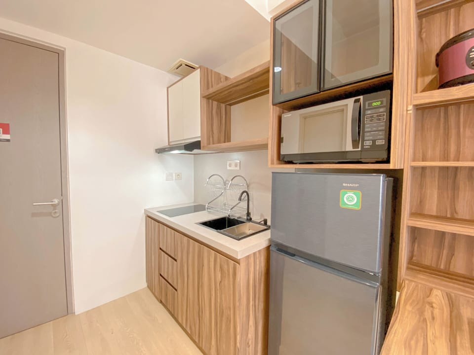 Standard Apartment | Private kitchen | Fridge, cookware/dishes/utensils