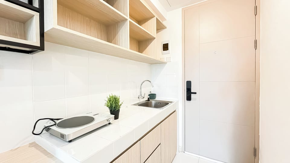 Standard Apartment | Private kitchen | Cookware/dishes/utensils