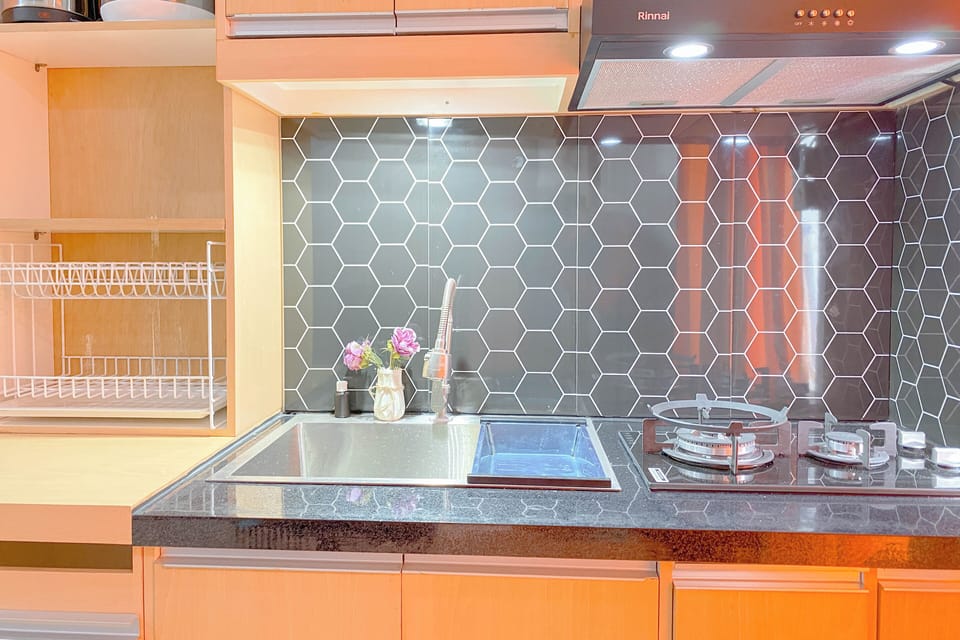Standard Apartment | Private kitchen | Fridge, cookware/dishes/utensils